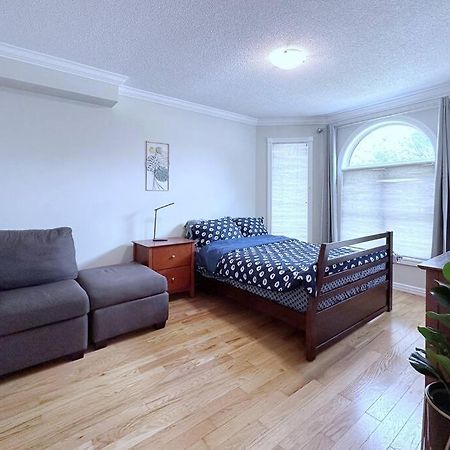 הוילה Neighborhood Friendly House In Barrie! מראה חיצוני תמונה