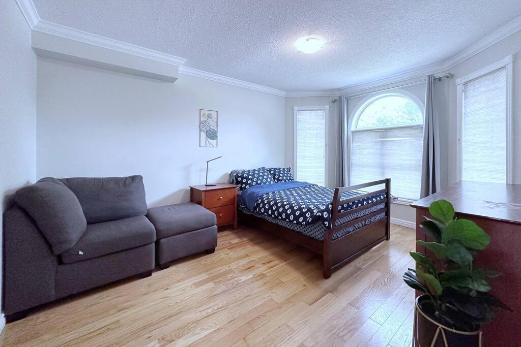 הוילה Neighborhood Friendly House In Barrie! מראה חיצוני תמונה
