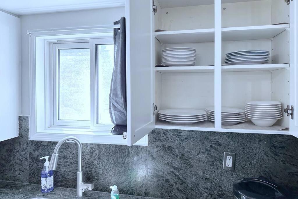 הוילה Neighborhood Friendly House In Barrie! מראה חיצוני תמונה