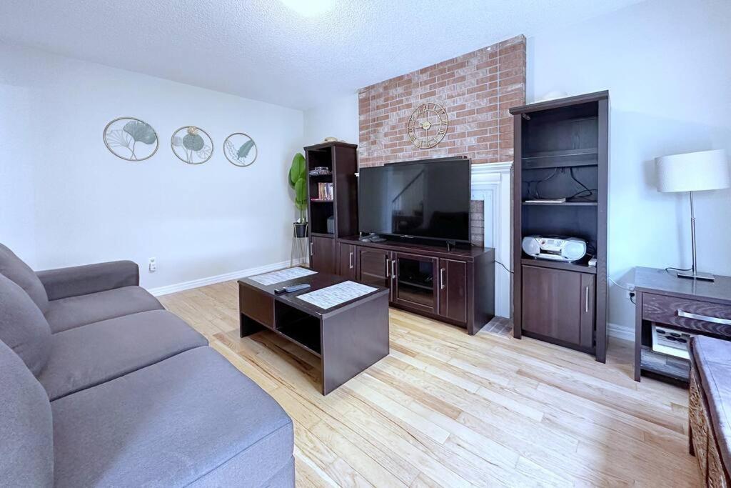 הוילה Neighborhood Friendly House In Barrie! מראה חיצוני תמונה