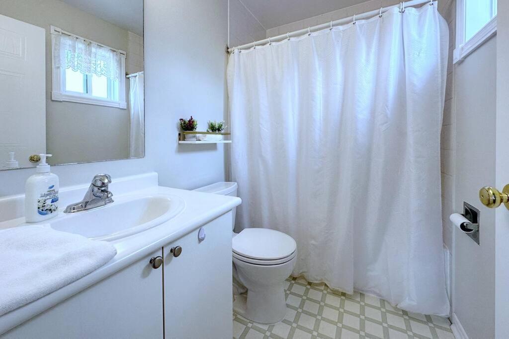 הוילה Neighborhood Friendly House In Barrie! מראה חיצוני תמונה