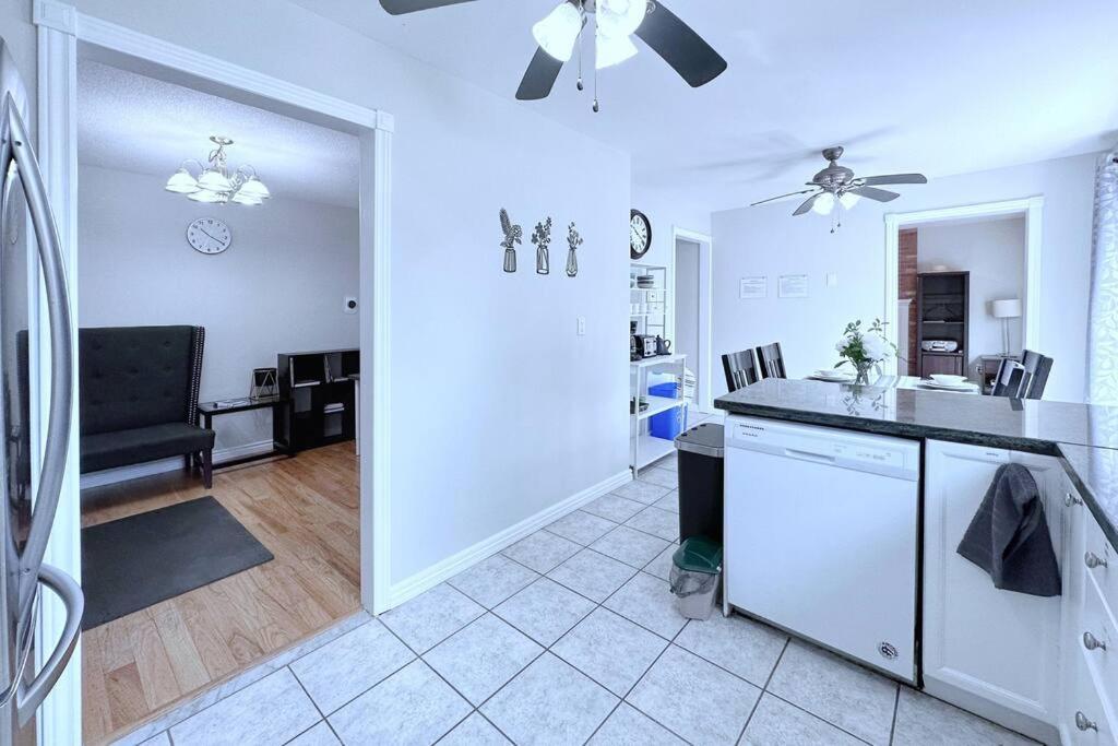 הוילה Neighborhood Friendly House In Barrie! מראה חיצוני תמונה