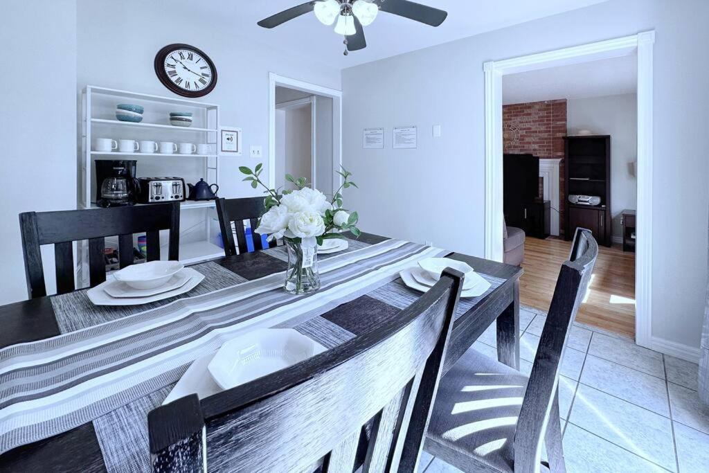 הוילה Neighborhood Friendly House In Barrie! מראה חיצוני תמונה