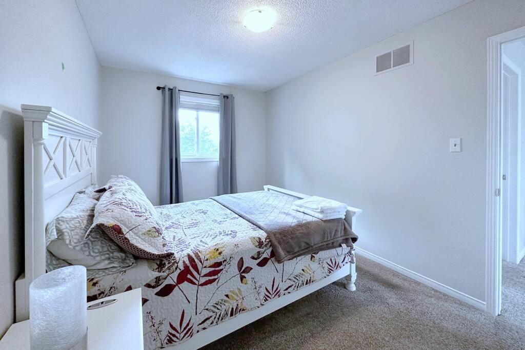 הוילה Neighborhood Friendly House In Barrie! מראה חיצוני תמונה