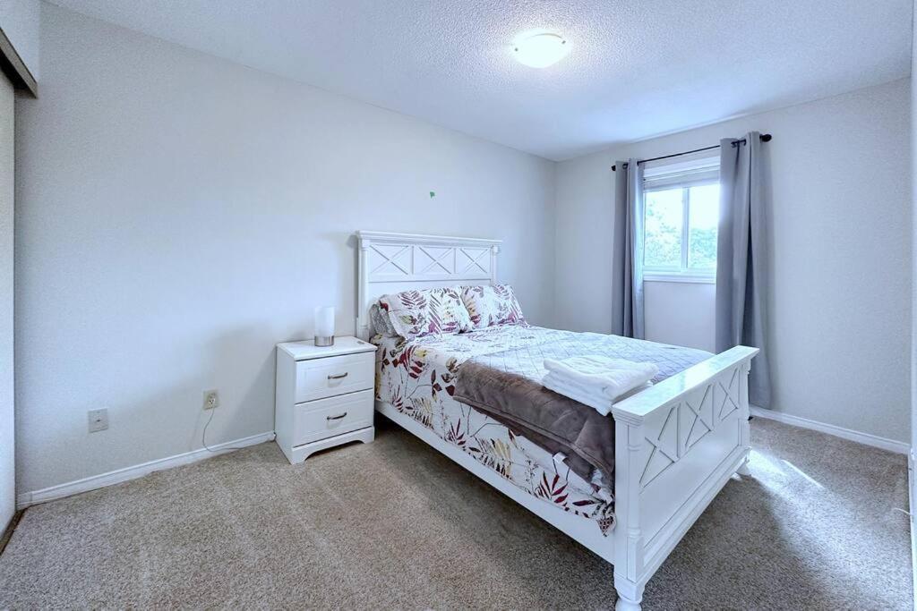 הוילה Neighborhood Friendly House In Barrie! מראה חיצוני תמונה
