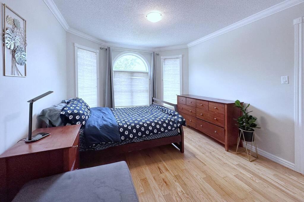 הוילה Neighborhood Friendly House In Barrie! מראה חיצוני תמונה