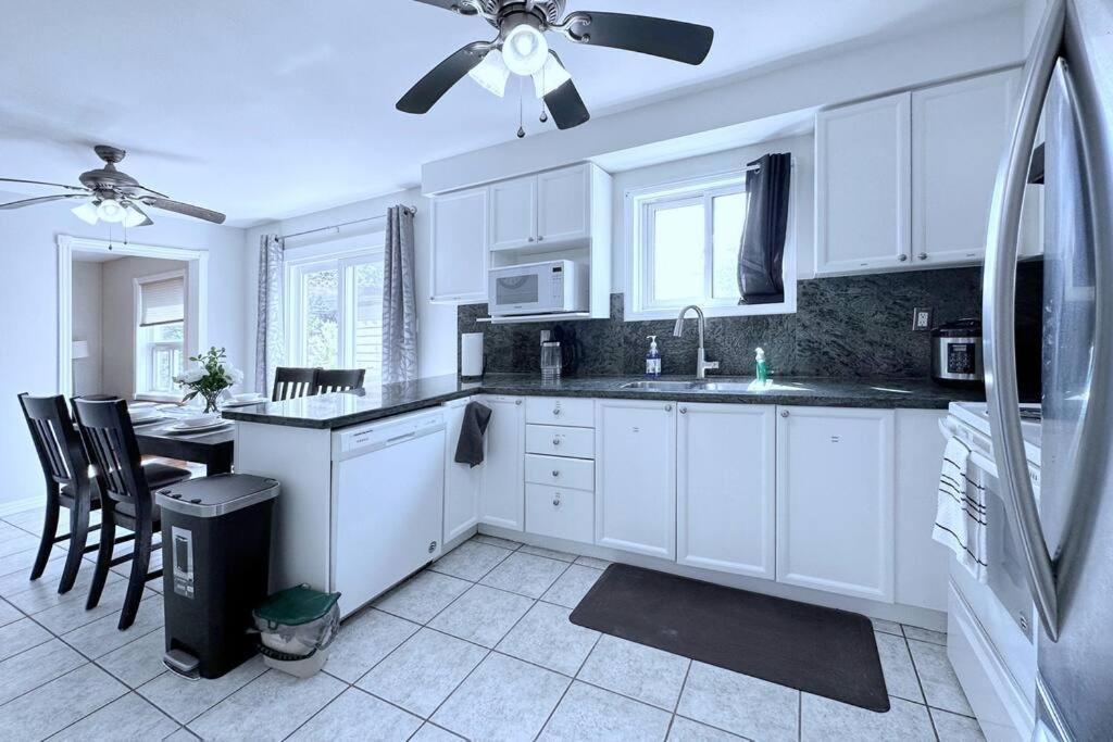 הוילה Neighborhood Friendly House In Barrie! מראה חיצוני תמונה