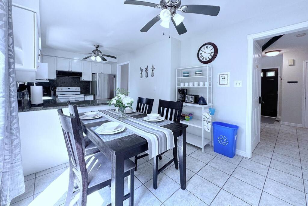 הוילה Neighborhood Friendly House In Barrie! מראה חיצוני תמונה