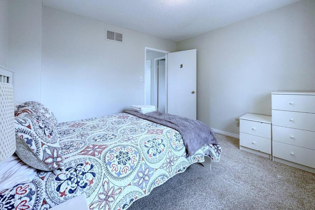 הוילה Neighborhood Friendly House In Barrie! מראה חיצוני תמונה