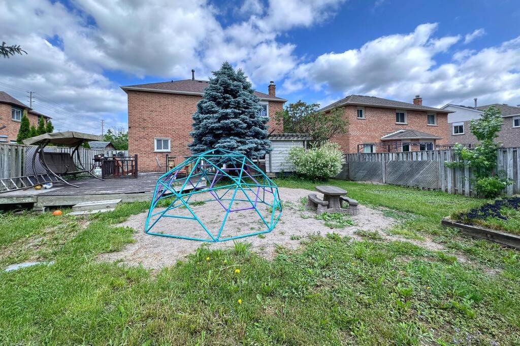הוילה Neighborhood Friendly House In Barrie! מראה חיצוני תמונה