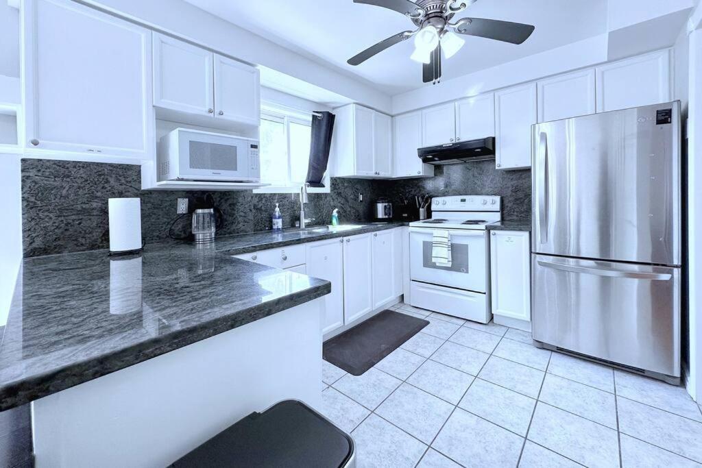הוילה Neighborhood Friendly House In Barrie! מראה חיצוני תמונה